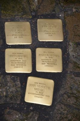 1943969182 gedenken steine erinnern an familie mathias einst in baugasse wohnte 4c5w2Na9f2